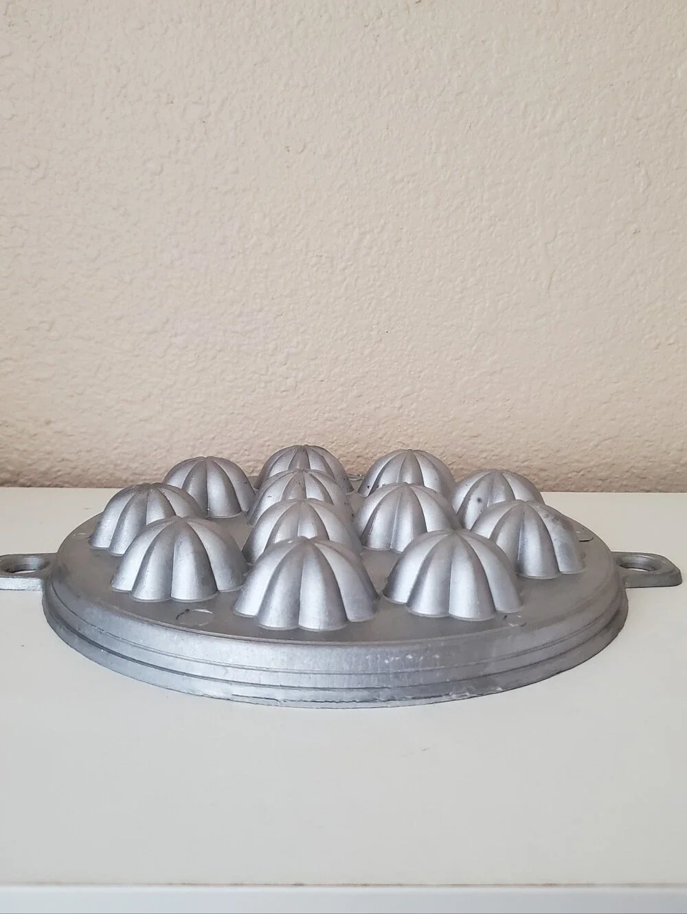 Kanom krok Thai coconut pancake aluminum 12-cavity flower round mold w/ lid